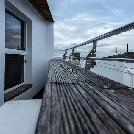 Atico Con Terraza Y Vistas Al Mar. *